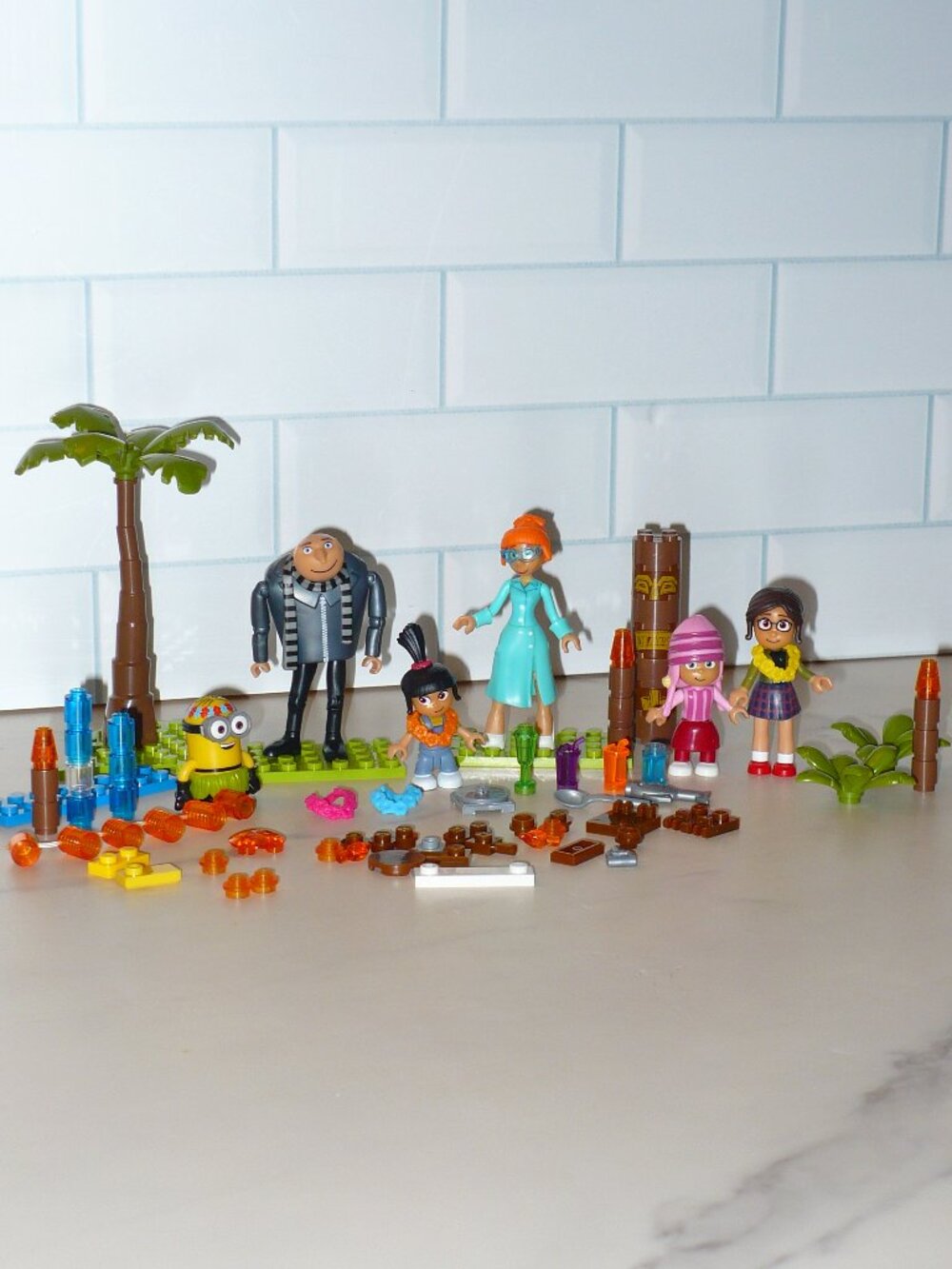 2016 Mega Construx Despicable Me 3 Family Luau Party Gru Girls Wife